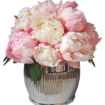 Kompozycja kwiatowa z piwonii w wazonie srebrnym Lene Bjerre