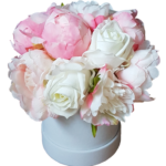 Flower box piwonie i róże w białym welurowym pudełku S