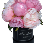 Flower box różowe piwonie w czarnym pudełku S