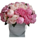 Flower box z piwonii w kwadratowym pudełku