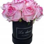 Flower box z 10 róż różowych naturalnym w dotyku S