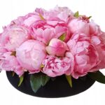 Kompozycja z piwonii w czarnym szklanym wazonie