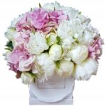 Flower box z piwonii i hortensji w kwadratowym pudełku L