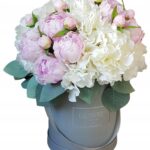 Flower box z hortensji piwonii i eukaliptusa L