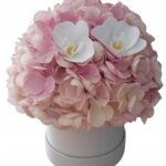 Flower box z różowej hortensji i białych storczyków w welurowym pudełku S
