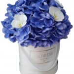 Flower box z niebieskiej hortensji i białych storczyków M
