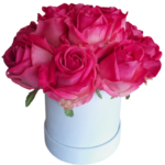 Flower box róże w kolorze fuksja w białym welurowym pudełku