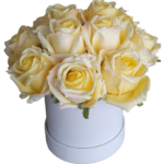 Flower box róże żółte w białym welurowym pudełku S