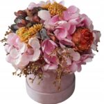 Jesienna kompozycja flower box kwiaty hortensji w różowym welurowym pudełku