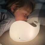 Rabbit & Friends lampka nocna silikonowa wieloryb na pilota