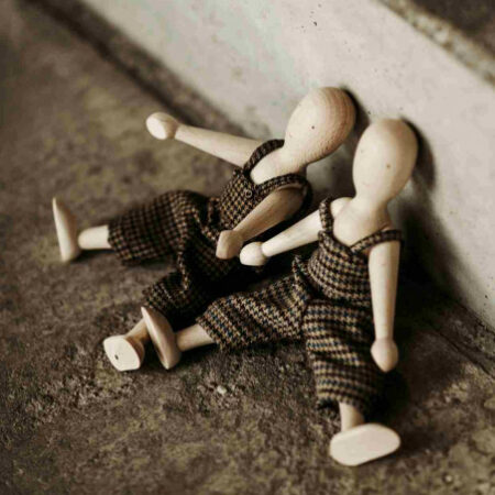 Wooden Story drewniana lalka bukowa ze spodniami