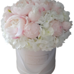 Flower box jasnoróżowe piwonie peonie hortensje białe L